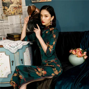 Зелена тънка китайското традиционната рокля с цепка, женски ново лятна дълга рокля-ципао с цветен модел, дебнещ в елегантна секси рокля midi-ципао