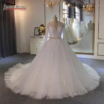 Елегантна бяла сватбена рокля с дълги ръкави и колан, расшитым мъниста сватбена рокля
