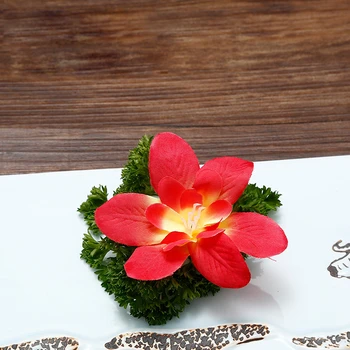 Ястия от сашими, художественото оформление, чиния за суши ресторант на хотела, украшенное орхидеи, изкуствени цветя, студено ястие